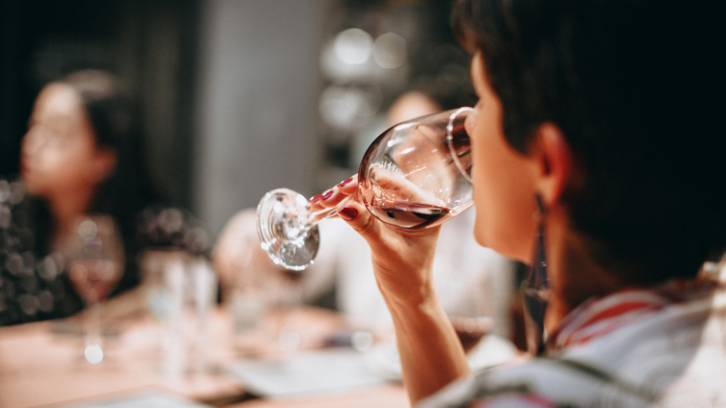 Accesorios indispensables para disfrutar el vino en casa